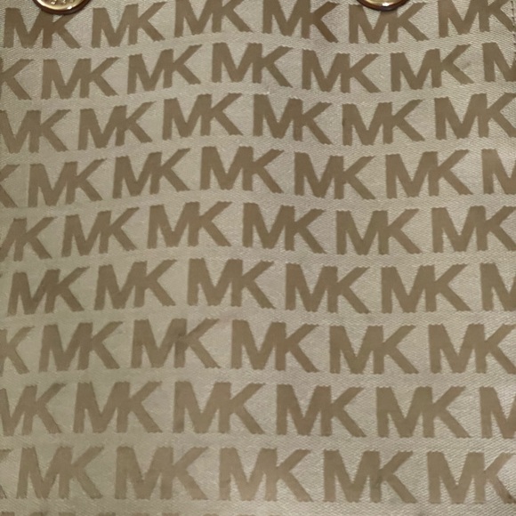Michael kors handbag tote great condition! Clean inside and out! - Picture 6 of 7